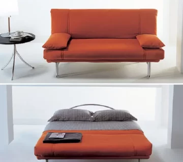 مبل نارنجی تخت شو که در تصویر بالا مبل باز نشده است ولی در تصویر پایین مبل به تخت تبدیل شده است و دارای بالشت های طوسی میباشد
